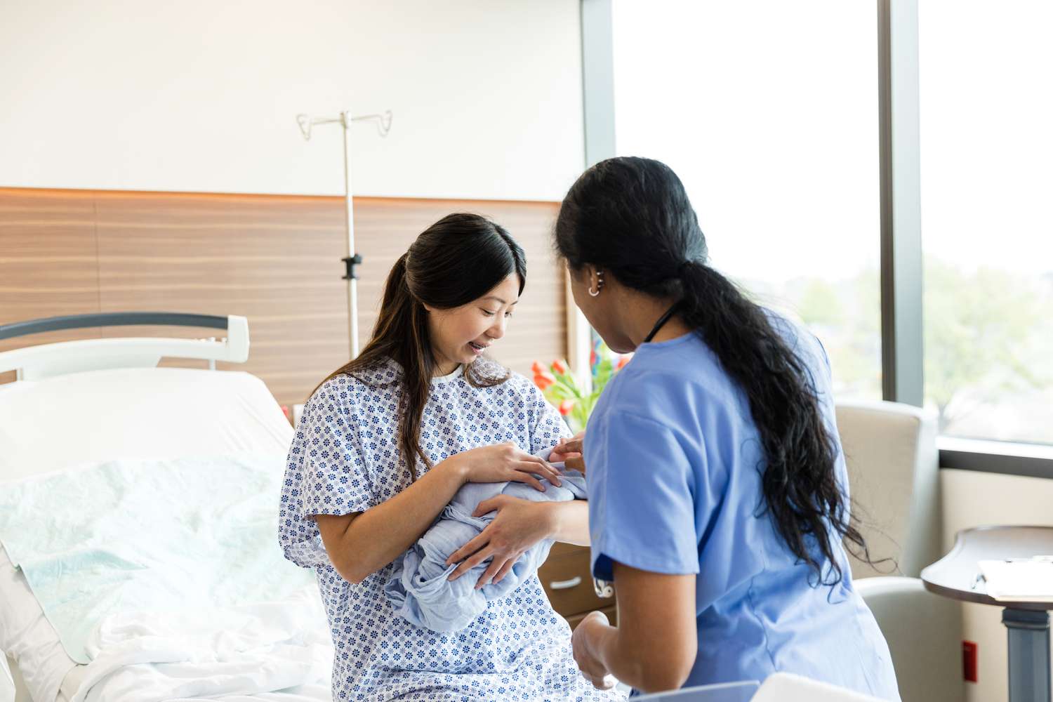 Read more about the article The Roles and Responsibilities of a Midwife Compared to an OB-GYN in Prenatal Care